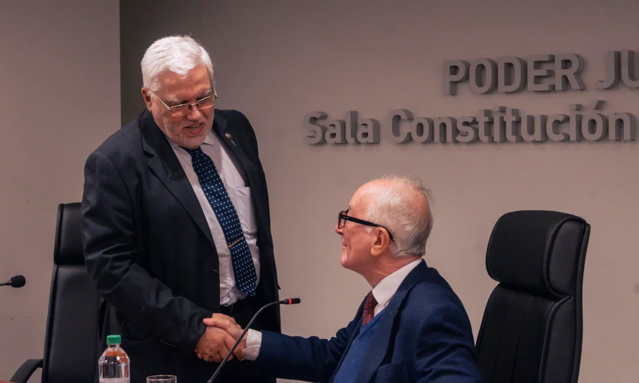 Ferrajoli y Pérez dandose la mano